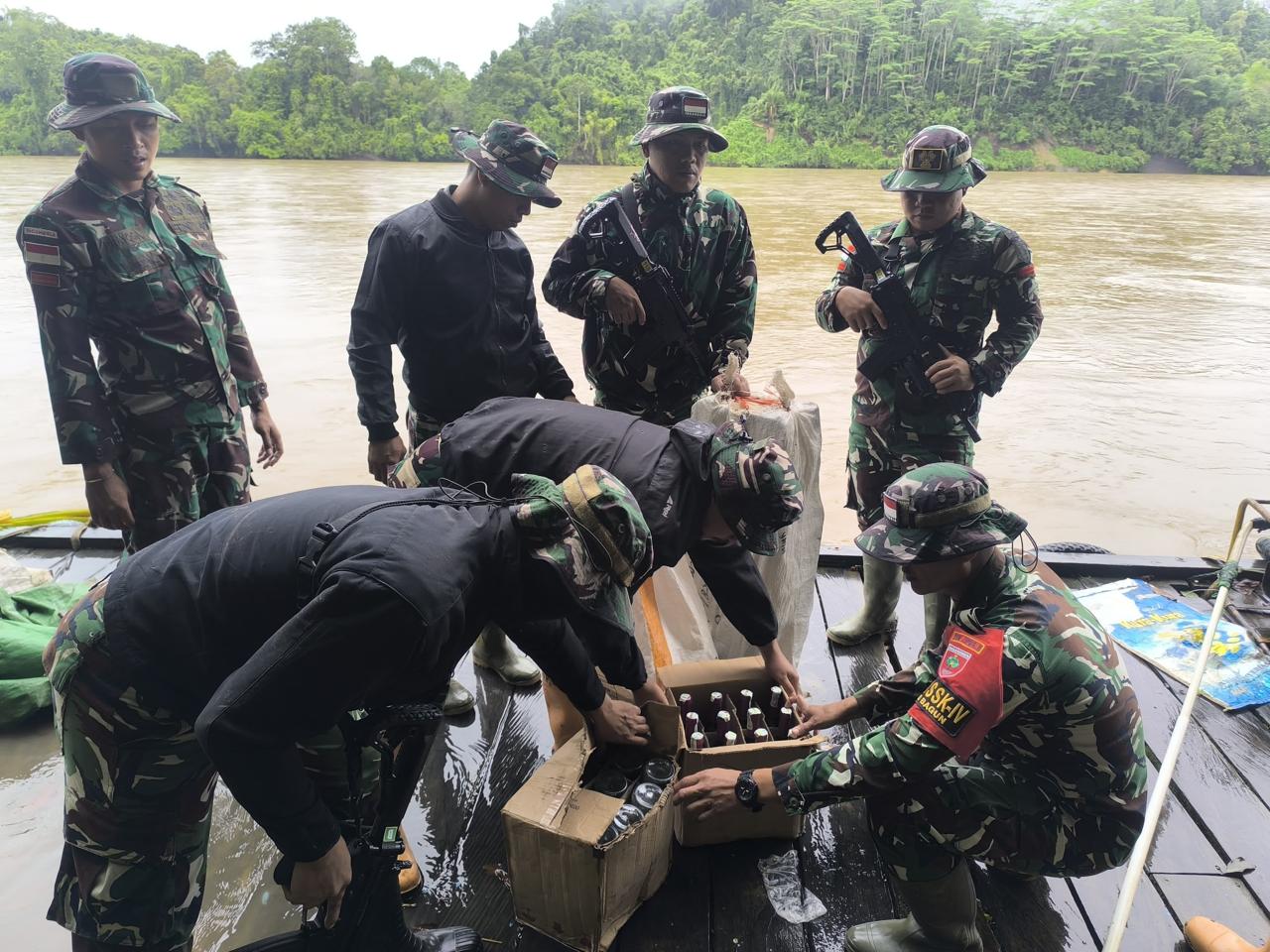 Pengawasan Ketat di Perbatasan, Satgas Yonzipur 8/SMG Gagalkan Penyelundupan Miras Ilegal di Mahakam Ulu