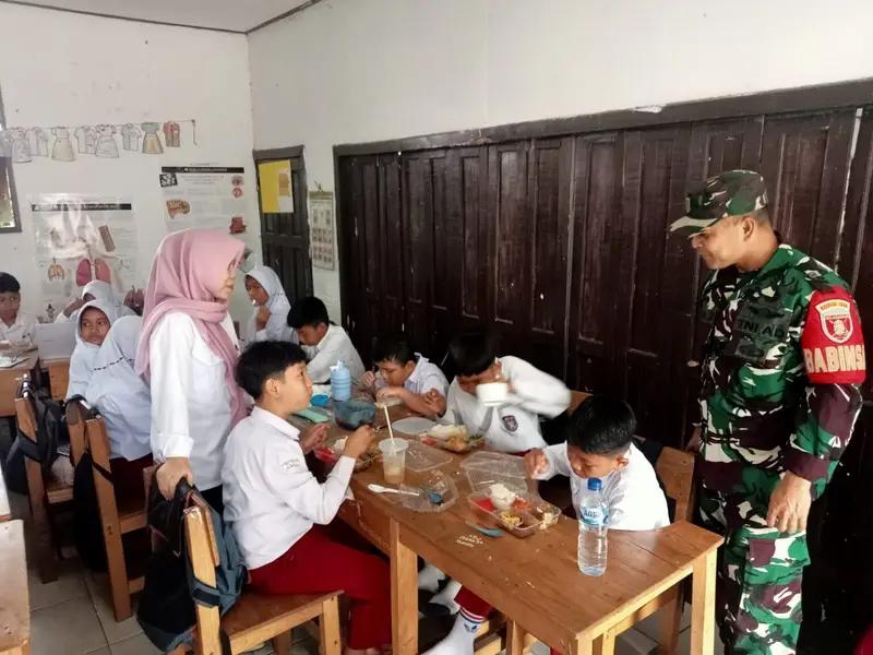 Pendistribusian MBG di Martapura Dilakukan Babinsa di Wilayah