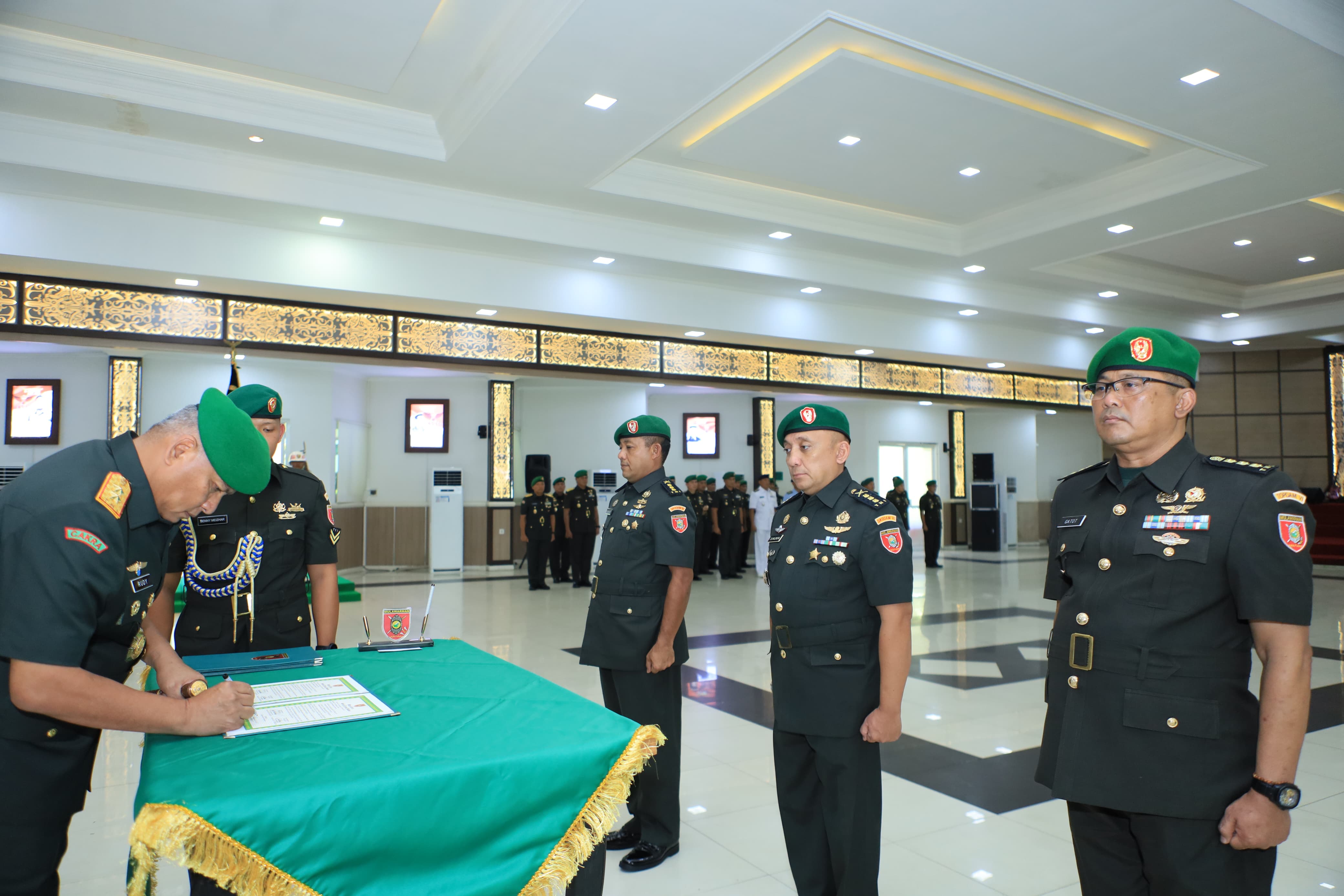 Regenerasi Kepemimpinan, Kodam VI/Mulawarman Selenggarakan Serah Terima Jabatan