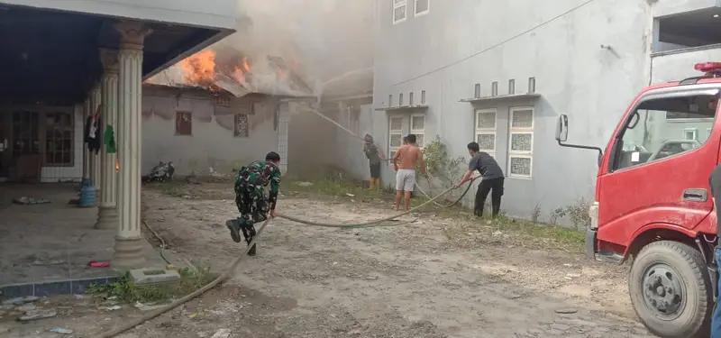 Anggota Koramil 1010-03/Tapin Selatan Bantu Pemadaman Kebakaran di Tambarangan