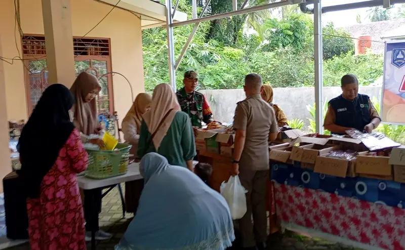 Babinsa Koramil 1003-06/Simpur Hadir Dalam Pelaksanaan Pasar Murah Di Desa Amparaya