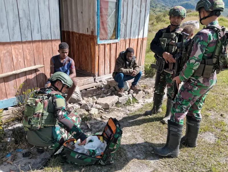 Anjangsana ke Kampung Lowanom, Satgas Yonif 614/Raja Pandhita Bagi Sembako dan Periksa Kesehatan Warga