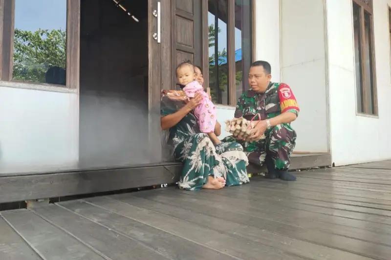 TNI Peduli: Babinsa Berikan Bantuan Gizi untuk Anak Stunting di Barito Kuala