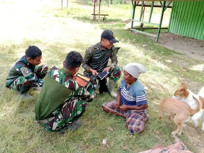 Pos Malagai Satgas Yonif 614/Raja Pandhit Berikan Pengobatan Gratis kepada Warga