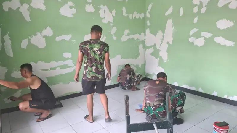 Agar Tampak Indah, Anggota Koramil 01/Penajam Laksanakan Pengecatan Tembok Kantor