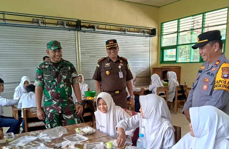 Kodim 1003/HSS Gelar Uji Coba Makan Bergizi Gratis (MBG) Di MtsN 3 HSS