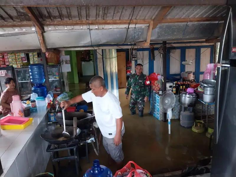 Babinsa Labangka Koramil Babulu Pantau Lokasi Banjir Di Wilayah Binaan