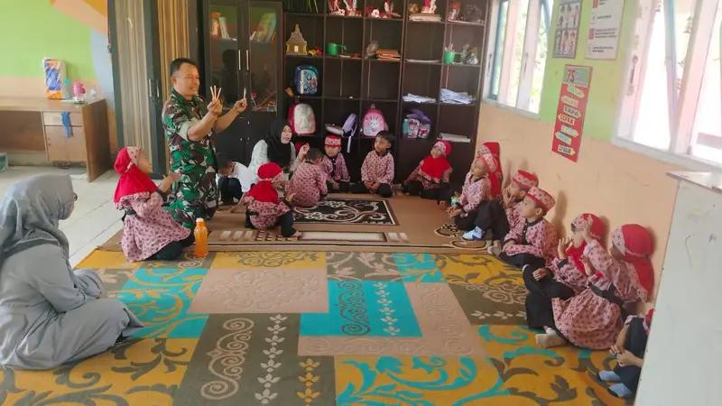 Inovatif, Babinsa Koramil 01/Penajam Ajarkan Paud Matematika dengan Metode Gasing