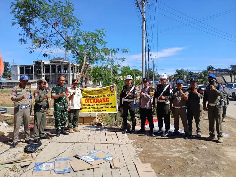 Wujudkan Sinergitas, Babinsa Koramil 04/Sepaku Dampingi Penertiban Pasar Desa Bumi Harapan