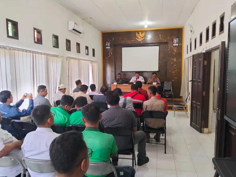 Bersama Muspika, Babinsa Koramil 0902-01/Segah Hadiri Rapat Terkait Perbaikan Jalan Poros Yang Rusak