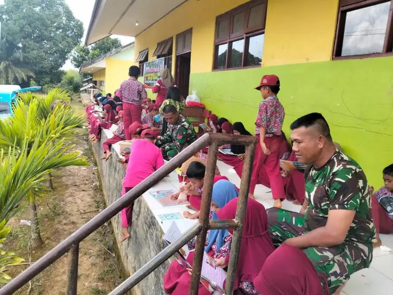 Dorong Minat Baca, Perpustakaan Kotabaru Gelar Literasi di Desa Talusi dalam Rangka TMMD Ke-123