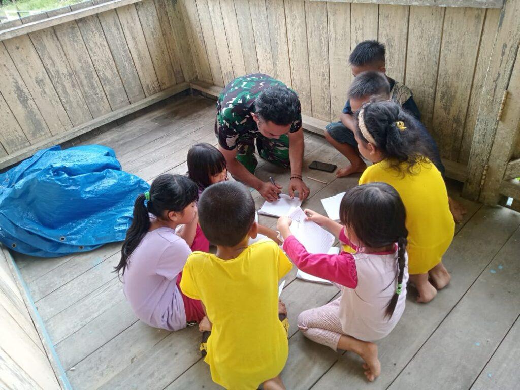 Luangkan Waktu, Anggota Satgas TMMD Bantu Anak-Anak Berikan Bimbingan Belajar