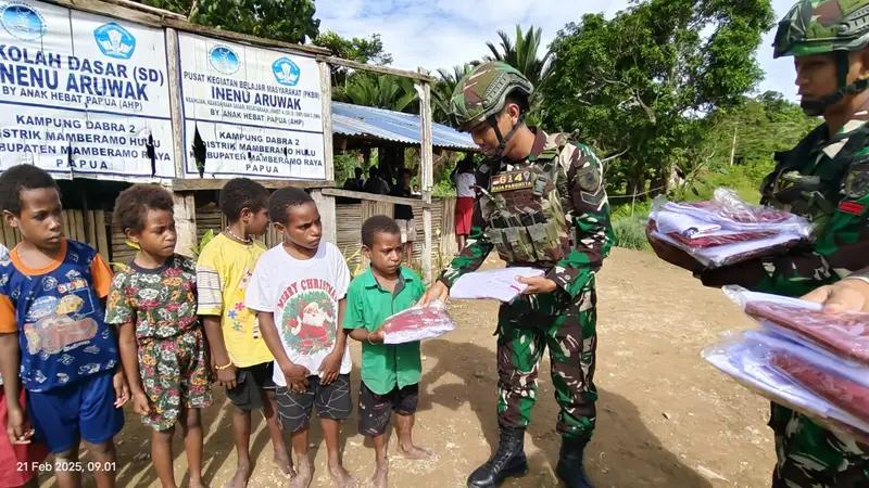 Meningkatkan Semangat Belajar, Satgas Yonif 614/RJP Pos Dabra Berbagi Seragam Sekolah Gratis