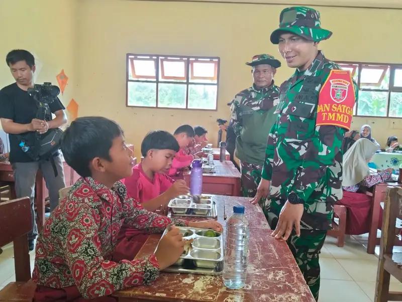 Satgas TMMD Ke-123 Gelar Uji Coba Makan Bergizi di Desa Talusi