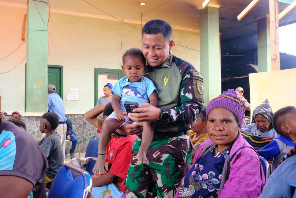 Satgas Yonif 614/Raja Pandhita dan Nakes Rumah Sakit Gelar Sunatan Massal dan Pengobatan Gratis di Perbatasan Papua