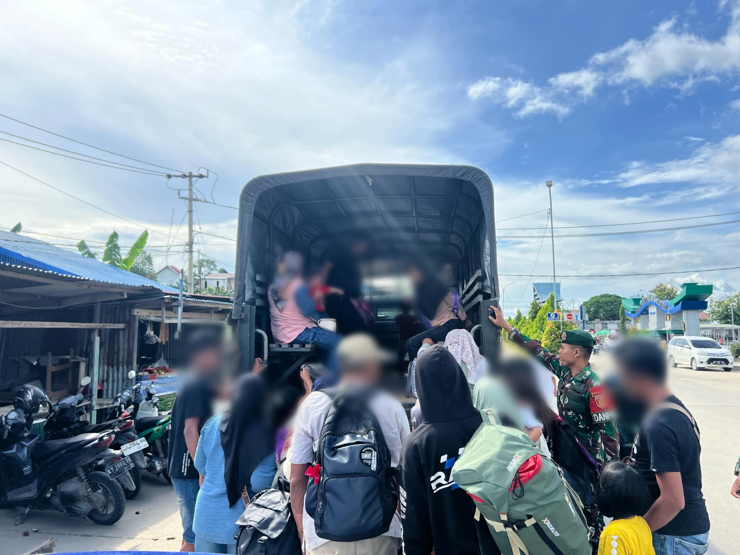 Satgas Pamtas Yonarmed 11 Kostrad Gagalkan Penyelundupan 23 Calon Pekerja Ilegal ke Malaysia