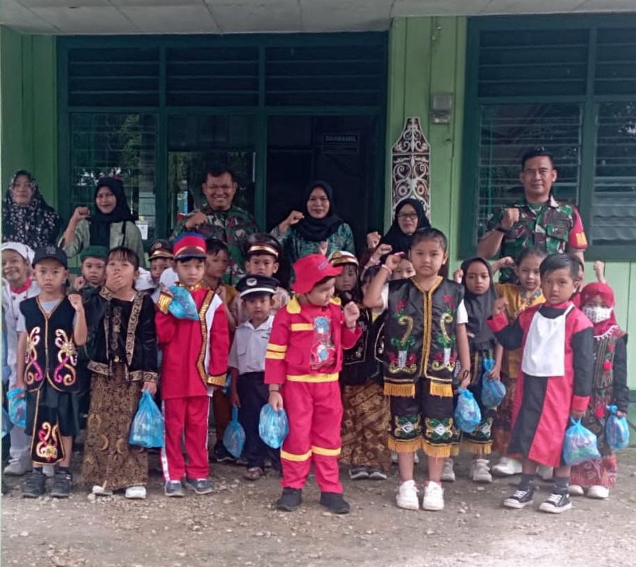 Danramil Berikan Semangat pada Anak-anak TK yang Menyambangi Koramil Kembang Janggut