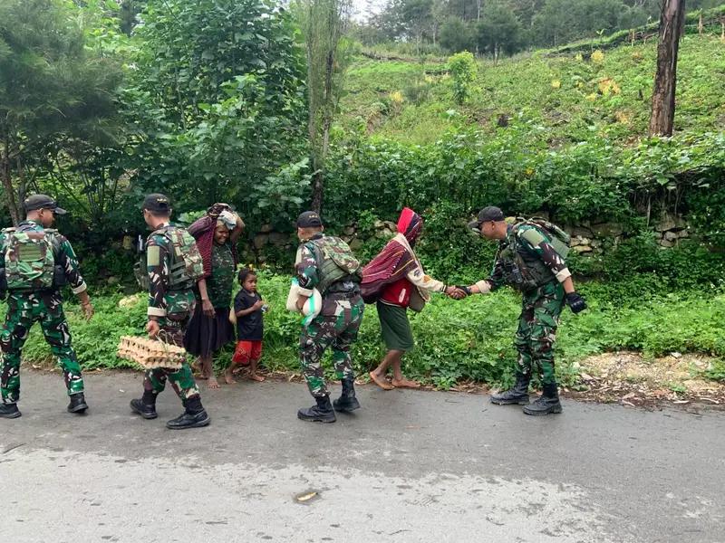 Sembako untuk Masyarakat, Satgas Yonif 614/RJP Pos Pirime Berikan Dukungan kepada Warga