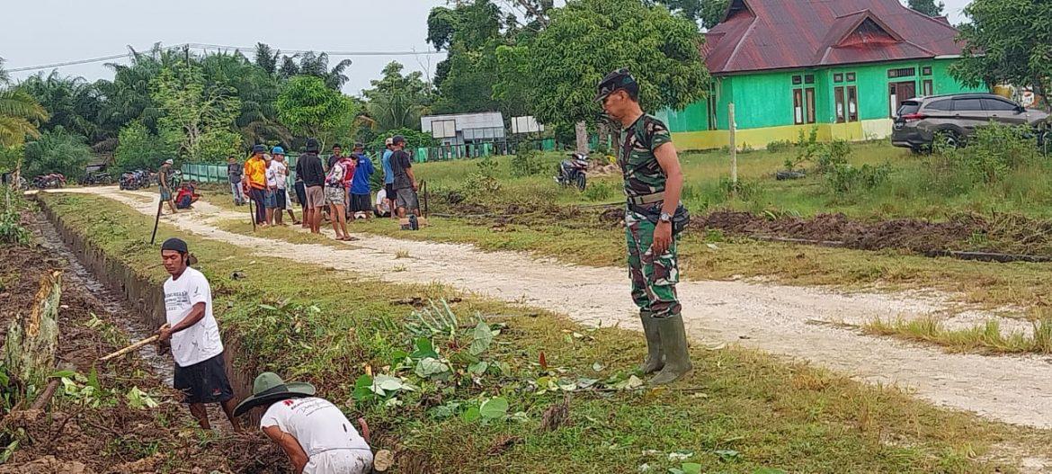 Kerja Bakti di Desa Tanah Kuning: Sinergi TNI dan Warga dalam Menjaga Kebersihan Lingkungan
