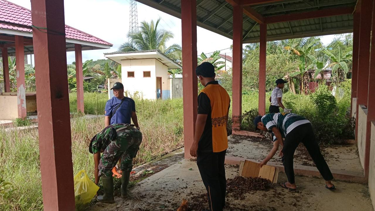 Anggota Koramil 03/Longkali Laksanakan Jumat Bersih Bersama Warga