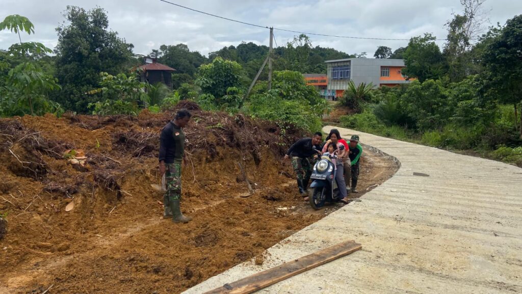 Anggota Satgas TMMD Membuatkan Jalan Pintas Untuk Warga Yang Akan Melintasi Pengerjaan Semenisasi Jalan