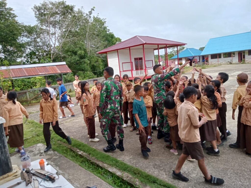 Kedekatan Anggota Satgas TMMD Dengan Anak SDN 1 Laham