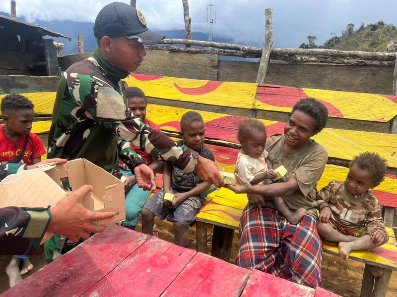 Pembagian Susu dan Makanan Ringan, Satgas Yonif 614/RJP Berikan Kebahagiaan kepada Anak-Anak