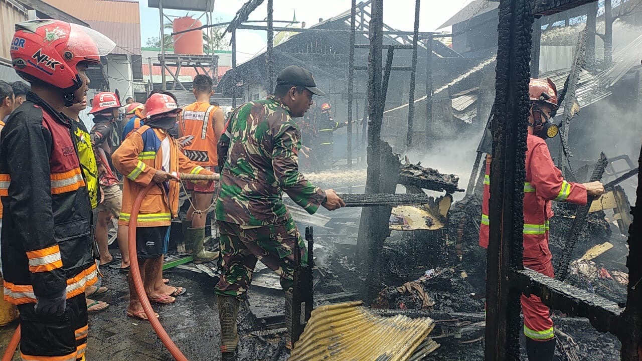 Babinsa Turun Tangan, Kebakaran Landa Pemukiman Barabai