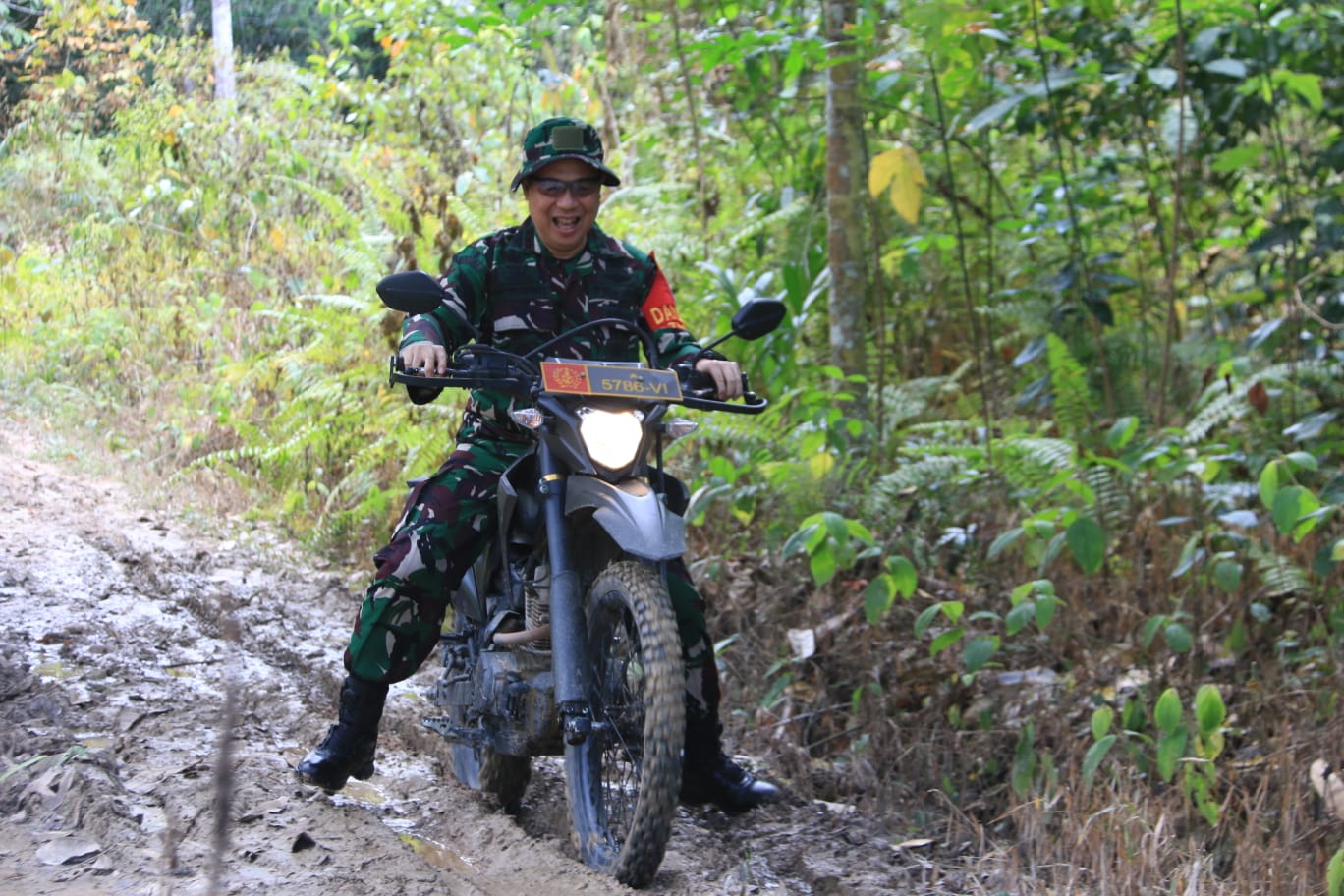 Gunakan Motor Trail, Dansatgas TMMD 123 Kodim 0905/BPP Tinjau Pembangunan Jalan Penghubung Lamaru-Teritip