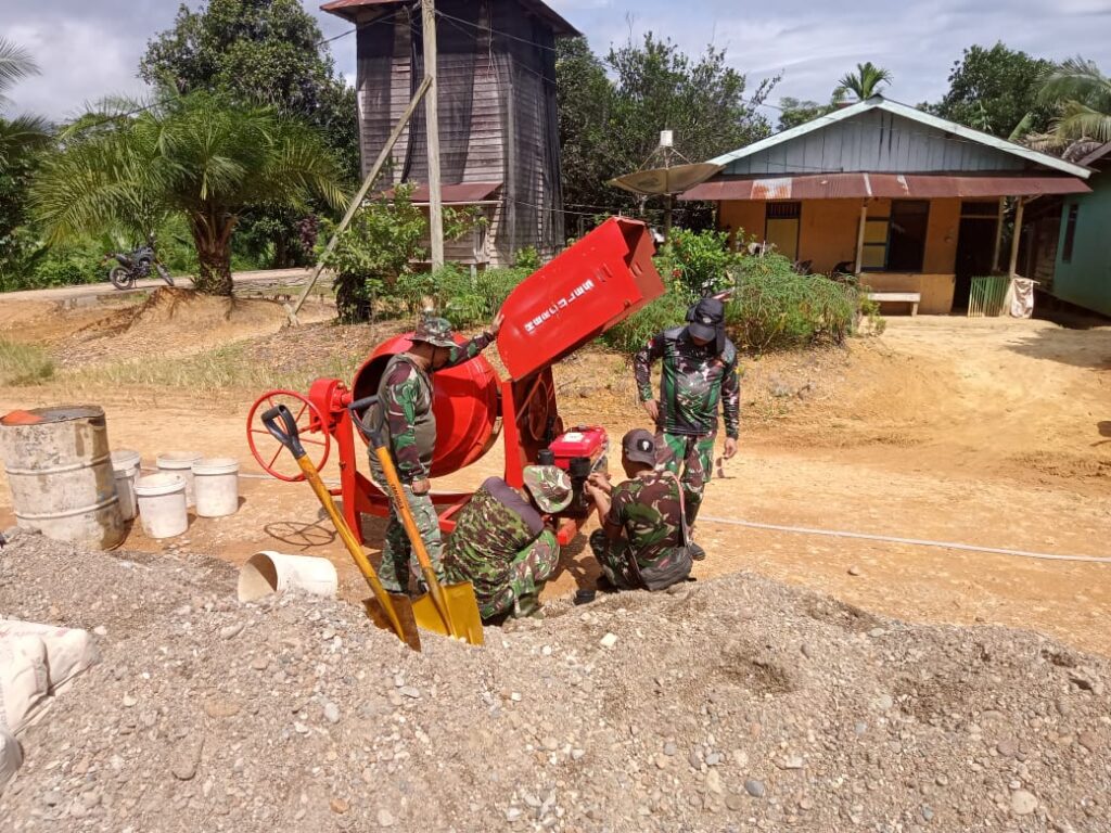 Dengan Cekatan Anggota Satgas TMMD Memperbaiki Mesin Diesel Penggerak Molen Yang Macet