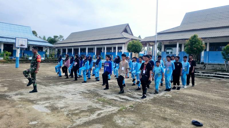 Babinsa Muara Wahau Meningkatkan Semangat Cinta Tanah Air dan Disiplin Siswa SMPN 2 Muara Wahau