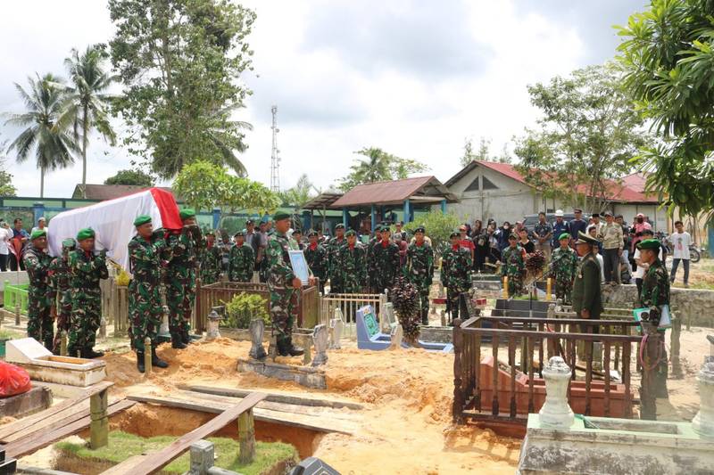 Danramil 02/Waru Pimpin Upacara Pemakaman Secara Militer Sertu (Pur) Toni