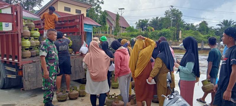 Babinsa Koramil 04/Sepaku, Kawal Pendistribusian Elpiji 3 Kg Diwilayah Binaan