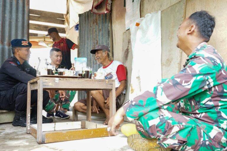 Satgas TMMD Ke 123 Di Tarakan Dongkrak Semangat Kerja Dengan Secangkir Kopi