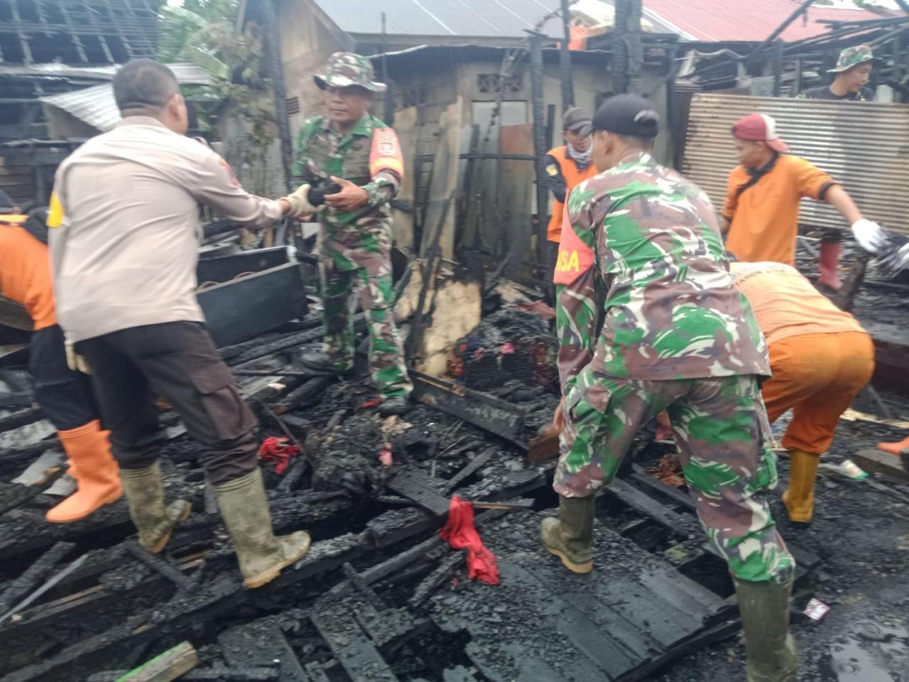 Sinergi TNI-Polri dan Pemerintah Daerah, Bantu Korban Kebakaran di Barabai Darat