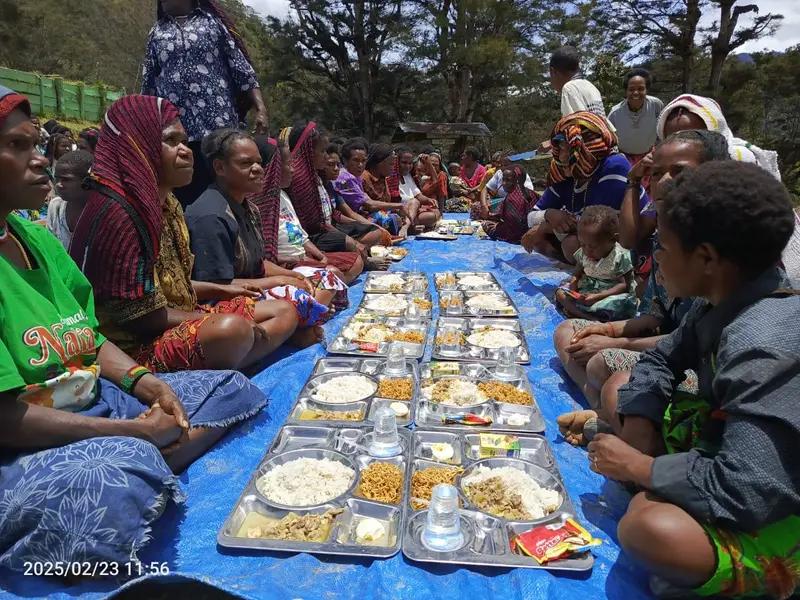 Satgas Yonif 614/Raja Pandhita Gelar Makan Bergizi bersama Masyarakat Tima