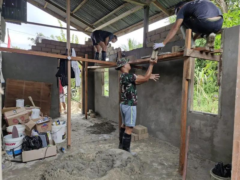 Satgas TMMD Kodim 0907/Tarakan Laksanakan Pemasangan Dinding Rumah dengan Batako