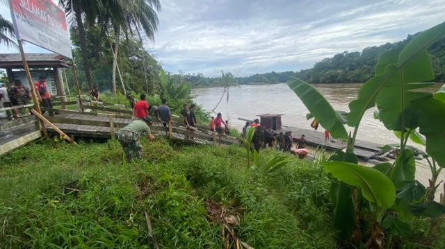 Anggota Satgas TMMD Bersama Masyarakat Gotong Royong Bersihkan Dermaga