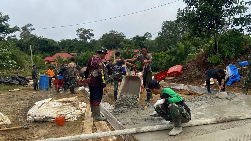 Semenisasi Jalan di Kampung Laham Program TMMD Wiltas Ke-123 Kodim 0912/Kubar