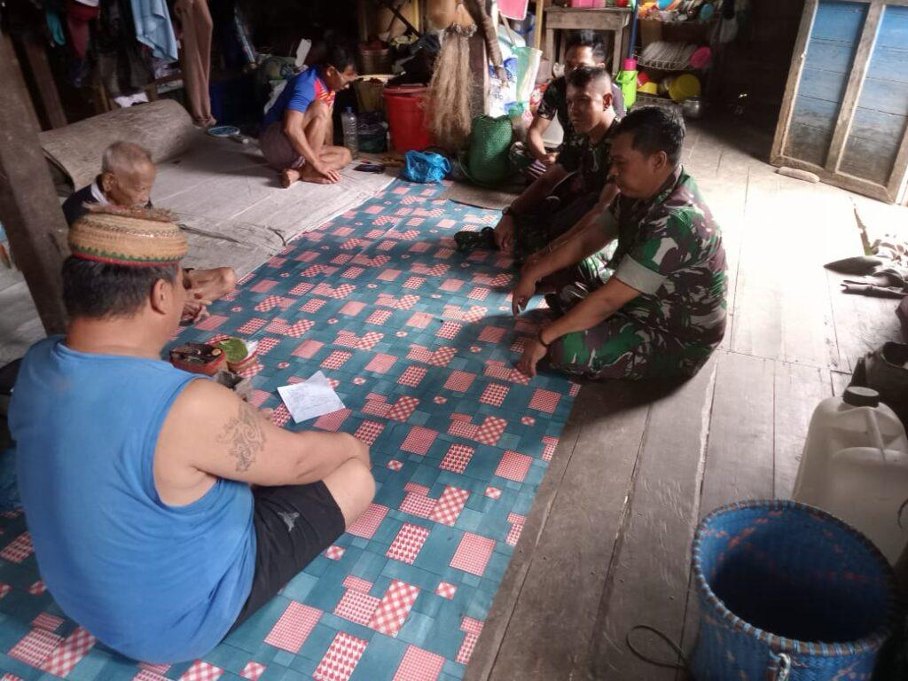 Dan SSK Satgas TMMD Wiltas Ke-123 Kodim 0912/Kubar Komsos di Rumah Kepala Adat Laham