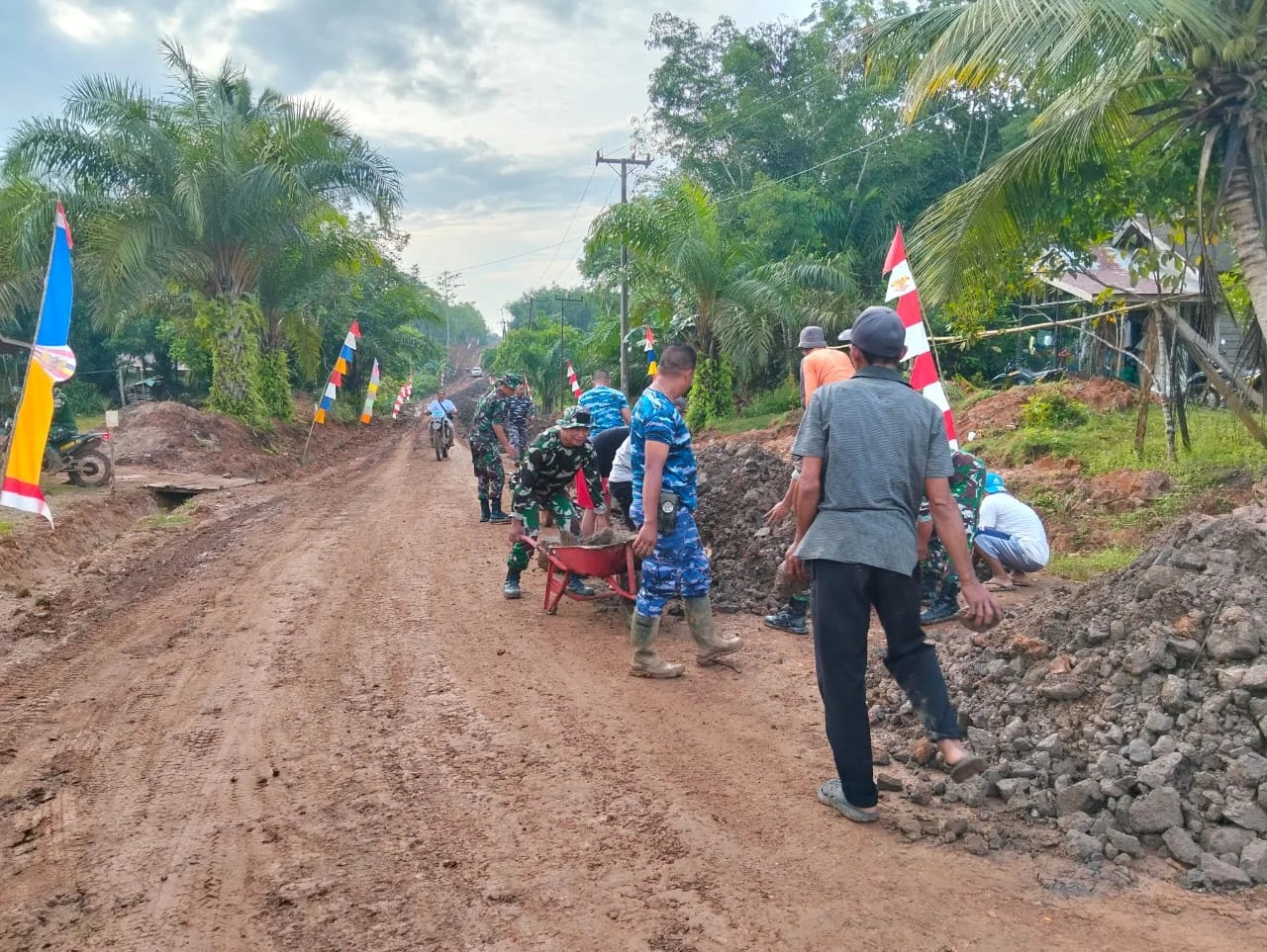 TMMD Ke-123 Percepat Pengerasan Jalan di Desa Talusi, Warga Sambut Antusias