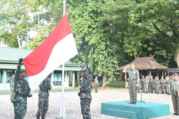 Jadilah Aparat Teritorial Yang Dicntai Rakyat, Pesan Kasdim 1002/HST Saat Pimpin Upacara Pengibaran Bendera Merah Putih