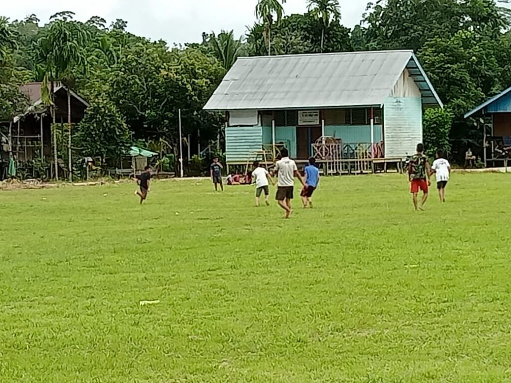 Anggota Satgas TMMD Wiltas Ke-123 Kodim 0912/Kubar Bermain Sepak Bola Dengan Anak-Anak Kampung Laham