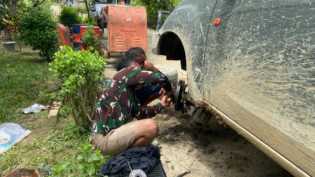 Berbekal Pengalaman, Anggota Satgas TMMD Wiltas Ke-123 Kodim 0912/Kubar Cek dan Rawat Mobil Pengangkut Material