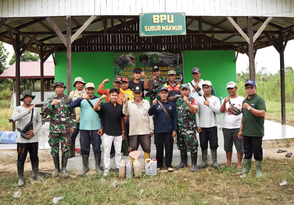 Dukung Kawasan Terintegrasi, Babinsa Cipari Makmur Ikuti Penyuluhan Pembuatan Pupuk Organik