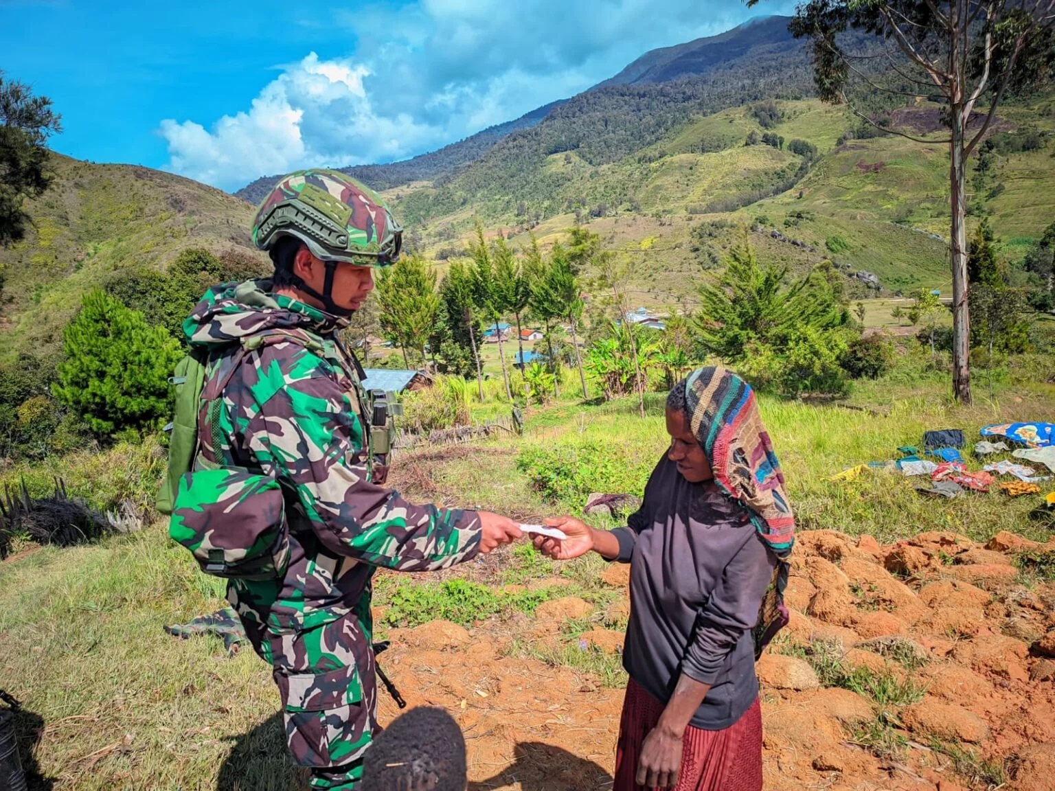 Satgas Yonif 614/Rjp Jalin Hubungan Baik dengan Warga di Desa Gumban