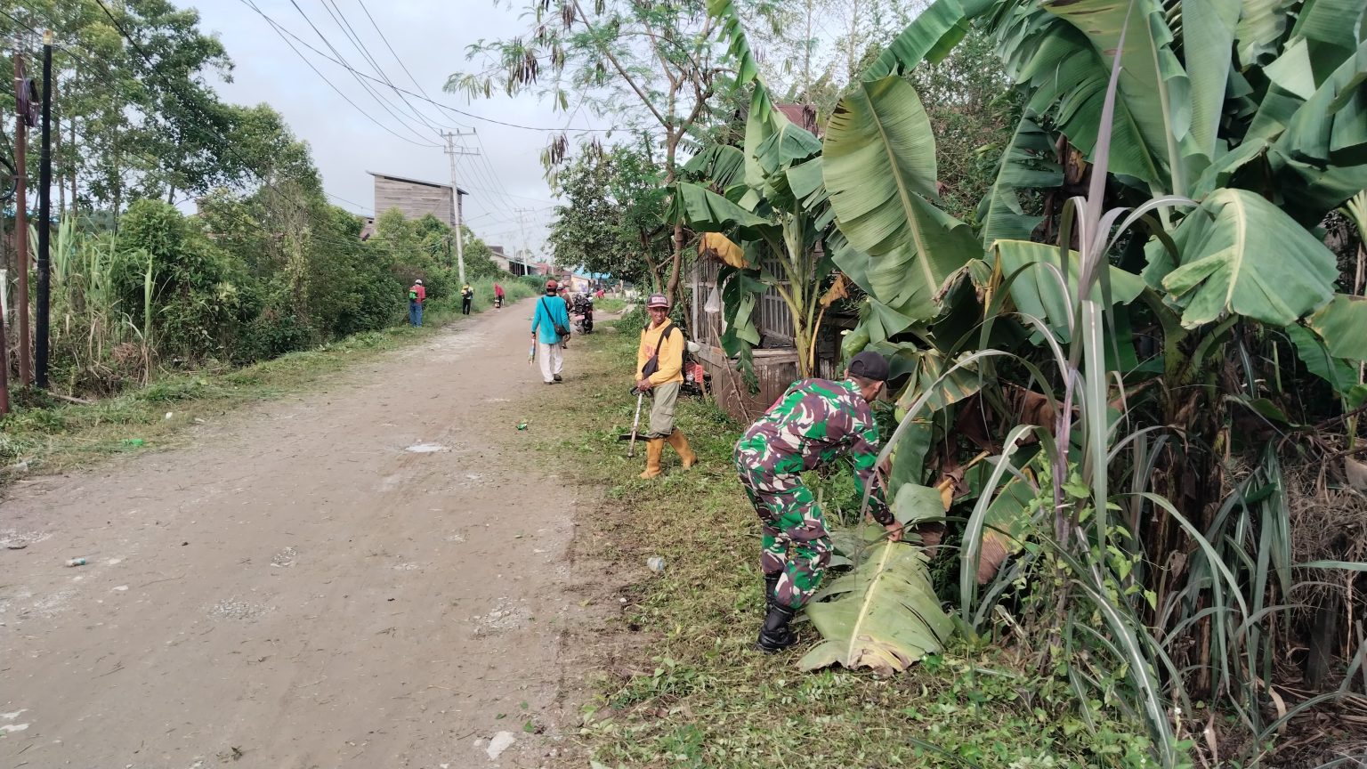 Babinsa Bersama Warga Lakukan Gotong Royong untuk Jaga Kebersihan Lingkungan