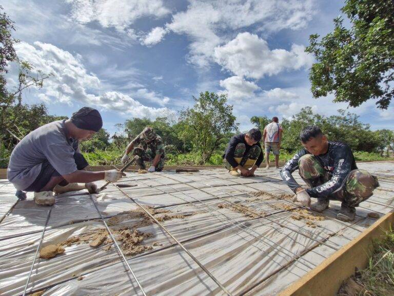 Bersama Warga,Satgas TMMD 123 Kodim 0907/Trk Rangkai Besi Cor Semenisasi Jalan