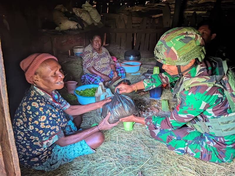 Jalin Hubungan Baik, Satgas Yonif 614/Raja Pandhita Aktif Anjangsana dan Bagikan Sembako