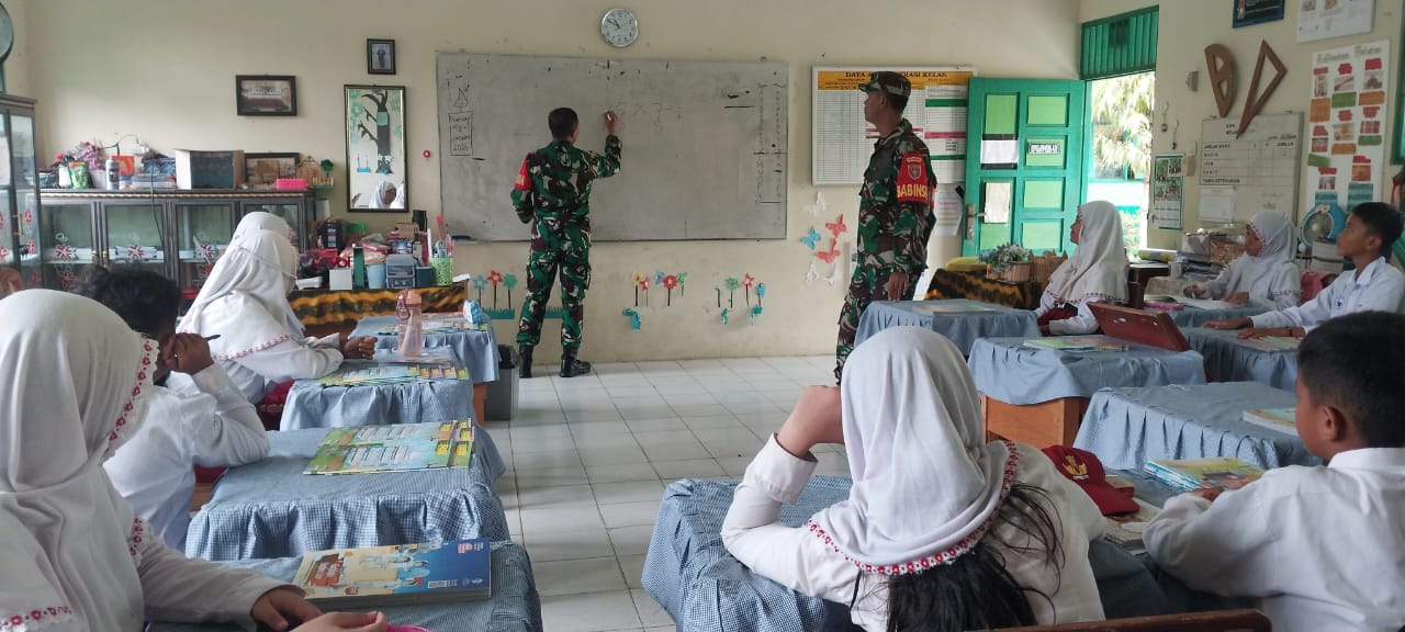 Babinsa Masuk Sekolah ” Beri Pelatihan Matematika GASING di SDN Tambak Anyar Ulu